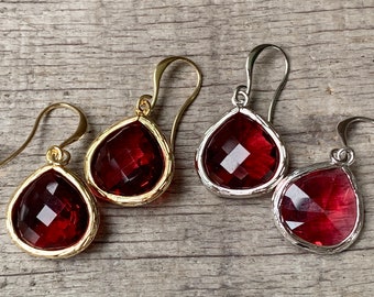 Boucles d'oreilles pendantes en forme de larme, or ou argent en verre rouge vif | Bijoux de mariage | Bijoux de demoiselle d'honneur | Boucles d'oreilles pierre rouge | Pendentifs en or