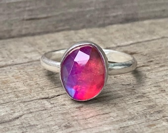 Anillo de plata de ley con doblete de cuarzo ópalo aurora facetado rosa magenta / Anillo solitario / Piedra de nacimiento de octubre / Anillo azul / Hecho a medida