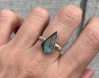 Anillo de plata de ley con labradorita y diamante facetado con banda floral / Anillo geométrico de labradorita / Anillo de compromiso / Hecho a pedido