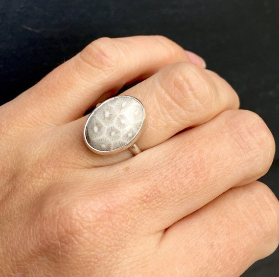 Sieraden Ringen Enkele ringen Zilveren Ring Nerveus Witte en grijze koraal fossiele ring Starburst Ring Sterling Zilveren Fossiele Ring Petoskey Fossiele Boho Rocker 