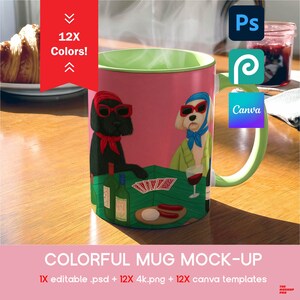 Könnte beinhalten: Eine rosa Keramiktasse mit grünem Innenraum und Henkel. Die Tasse zeigt eine skurrile Illustration von zwei Hunden, die Karten spielen und Sonnenbrillen und Schals tragen. Die Tasse trägt den Text "COLORFUL MUG MOCK-UP".