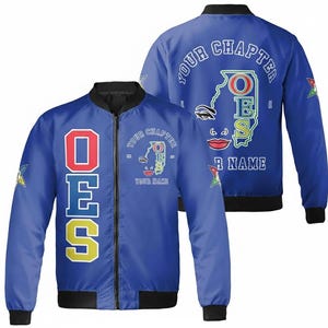 Op de afbeelding: Een blauwe bomberjack met zwarte afwerking. De voorkant heeft de letters OES in rood, blauw, geel en groen. De achterkant toont een afbeelding met de tekst "YOUR CHAPTER" en "YOUR NAME".