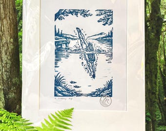 Un chapuzón travieso: natación en agua fría. Grabado original en linóleo/linograbado, arte impreso a mano (azul de Prusia).