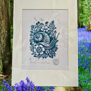 Armand die Blumenschnecke Linoldruck / Linolschnitt, handgedruckt (Preußisch Blau)