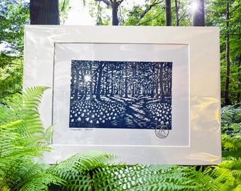 Dappled Dawn: original bluebell woodland Linoldruck / Linolschnitt, handgedruckte Kunst (Preußisch Blau)