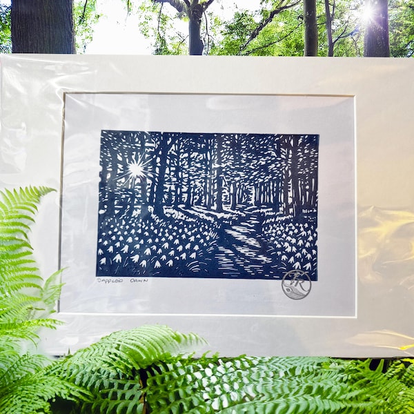 Aurora Salpicada: gravura original em linóleo de um bosque de campânulas, arte impressa à mão (Azul da Prússia)