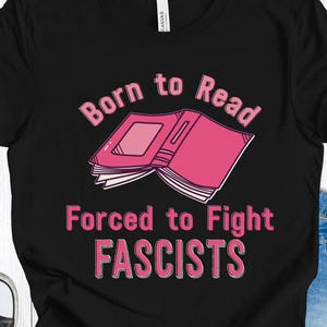 Camiseta "Nacido para leer, obligado a luchar contra los fascistas", camiseta para lectores progresistas, diseño literario anti-MAGA, regalo político con humor feminista sobre la lectura.