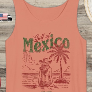 Tanktop Golf van Mexico, comfortkleuren tanktop, retro vintage sfeer, meisje op het strand, Mexicaanse cowboyhoed palmbomen, golven, mouwloze zomer