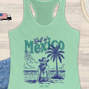 Tanktop Golf van Mexico, racerback-damestanktop, retro vintage sfeer, meisje op strand, Mexicaanse cowboyhoed palmbomen, golven, mouwloze zomer