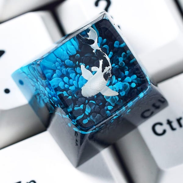 Tecla de resina con diseño de pez koi azul y negro / Tecla artesanal de perfil SA hecha a mano / Tecla artesanal para teclado Cherry MX, regalo tecnológico