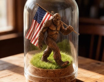 Bigfoot Figurine Cloche American Flag Display, Patriotic Sasquatch Desk Buddy,4th of July Gift,USA 250th Birthday Office Decor, Gift for Dad