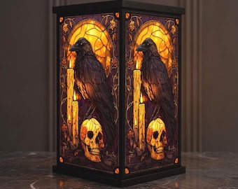 Gotische Rabenschädel-Laterne, Halloween-Nachtlicht in Buntglasoptik, Hexen-Deko im Dark-Academia-Stil, Mystisches Kunstharz-Geschenk