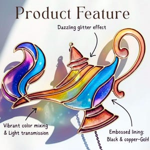 K&ouml;nnte beinhalten: Eine dekorative Dschinn-Lampe mit lebendiger Farbmischung und Lichtdurchl&auml;ssigkeit. Die Lampe hat einen schillernden Glitzereffekt und ein gepr&auml;gtes schwarzes und kupfergoldenes Futter. Der Text "Product Feature" steht oben.