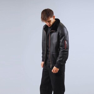 Schwarze Schaffell-Lederjacke für Herren mit Pelzkragen - Handgefertigter B3 Bomber, echtes Shearling, Winterwärme, klassischer Aviator-Stil