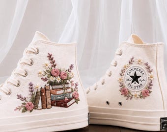 Converse brodées de livres et de fleurs, baskets Floral Library, chaussures florales brodées à la main