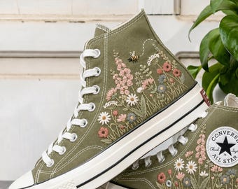 Converse brodées de fleurs sauvages, baskets d'été à fleurs, chaussures de mariage brodées