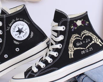 Converse hautes brodées pour mariage d'Halloween : baskets gothiques squelettes pour couple