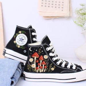 Met paddenstoelen geborduurde Converse Chuck Taylor: op maat gemaakte handgestikte sneakers