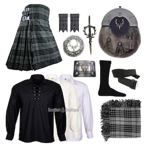 Puede incluir: Un conjunto de kilt escocés que incluye una falda de cuadros gris, un esporrán con emblema de ciervo, un cinturón de cuero negro, una hebilla, un broche para kilt, ligas, un calcetín negro, una manta de cuadros y tres camisas de manga larga.