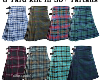 Peut inclure: Huit kilts aux motifs tartan variés sont présentés. Les kilts sont plissés et comportent des sangles en cuir avec boucles. Les kilts sont de différentes couleurs, dont le bleu, le vert, le rouge et le turquoise. Le texte en haut indique "8 Yard kilt in 50+ Tartans."