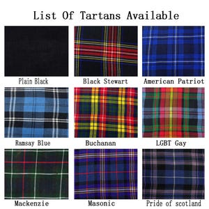 Pu&ograve; includere: Una griglia di nove campioni di tessuto intitolata List Of Tartans Available. I motivi includono Plain Black, Black Stewart, American Patriot, Ramsay Blue, Buchanan, LGBT Gay, Mackenzie, Masonic e Pride of Scotland, con vari disegni a quadri.