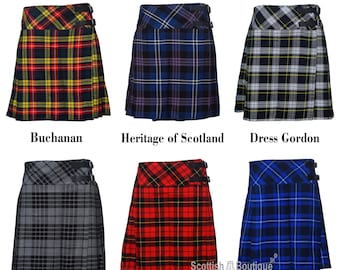 Peut inclure: Six kilt en tartan différents, chacun avec un motif et une couleur différents. Les kilts sont disposés en deux rangées de trois. Les kilts sont tous de la même taille et du même style. Les kilts sont tous faits d'un tissu tissé. Les kilts sont tous plissés. Les kilts sont tous portés par des hommes. Les kilts font tous partie d'une collection de plus de 50 tartans. Les kilts sont tous disponibles à l'achat. Les kilts sont tous fabriqués en Écosse. Les kilts sont tous fabriqués avec des matériaux de haute qualité. Les kilts sont tous faits pour durer. Les kilts sont tous parfaits pour toutes les occasions. Les kilts sont tous une excellente façon de montrer votre fierté écossaise.