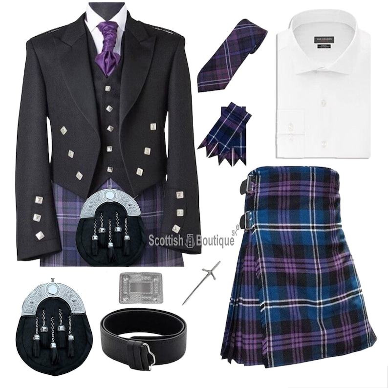 Pu&ograve; includere: Un set composto da giacca e gilet neri con bottoni argentati, camicia bianca, cravattone viola, kilt a quadri blu e viola, sporran nero con dettagli argentati, cintura in pelle nera, cravatta, flashes e una spilla per kilt argentata.