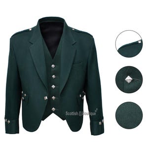 Puede incluir: Un conjunto de chaqueta y chaleco de kilt verde oscuro. La chaqueta tiene solapas con muescas, botones decorativos plateados y charreteras. El chaleco tiene botones a juego. El conjunto está hecho de una tela texturizada. La imagen incluye el texto "Scottish Boutique".