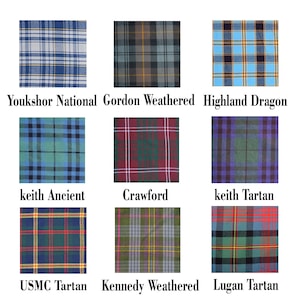 Pu&ograve; includere: Una griglia di nove campioni di tessuto con vari motivi a quadri etichettati Youkshor National, Gordon Weathered, Highland Dragon, Keith Ancient, Crawford, Keith Tartan, USMC Tartan, Kennedy Weathered e Lugan Tartan in diversi colori.