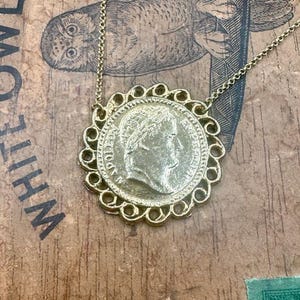 Collar vintage con colgante de moneda francesa de Napoleón en tono dorado / delicada cadena en tono dorado / joyería de lujo tranquila con estilo chateaucore cottagecore / 15&quot;