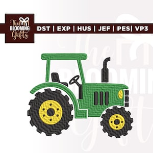 Op de afbeelding: Een borduurontwerp van een groene tractor met zwarte banden en gele wielkernen. Het ontwerp bevat een zwarte stoel, stuurwiel en uitlaatpijp. De tekst bovenaan luidt The Blooming Gifts en vermeldt de bestandsformaten DST, EXP, HUS, JEF, PES, VP3.