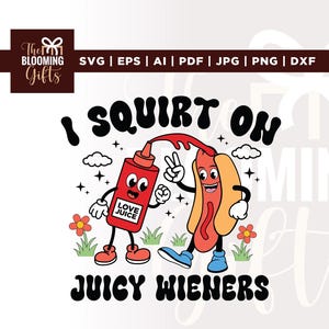 Op de afbeelding: Een retro-stijl afbeelding met een cartoon hotdog en een ketchupfles met armen en benen. De ketchupfles is voorzien van het label "LOVE JUICE". De tekst luidt "I SQUIRT ON JUICY WIENERS". De afbeelding bevat bloemen, wolken en sterren.