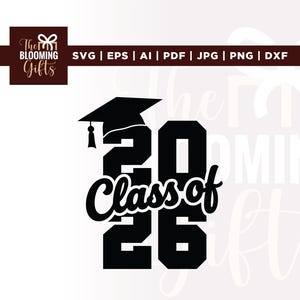 Op de afbeelding: Zwart-wit afstudeerontwerp met de tekst "Class of 26" en een afstudeerhoed. Het logo van The Blooming Gifts staat linksboven. Bestandstypen zijn SVG, EPS, AI, PDF, JPG, PNG en DXF.