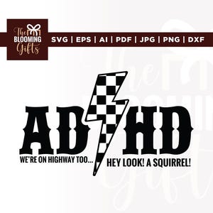 Può includere: Grafica in bianco e nero con la scritta "ADHD" e un fulmine a scacchi. È incluso anche il testo "WE'RE ON HIGHWAY TOO... HEY LOOK! A SQUIRREL!". Il logo The Blooming Gifts è visibile.