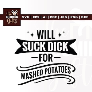 Op de afbeelding: Zwart-wit grafisch ontwerp met de tekst "WILL SUCK DICK FOR MASHED POTATOES". Het ontwerp bevat een banner en decoratieve krullen. Het Blooming Gifts-logo staat in de linkerbovenhoek.