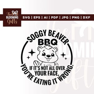 Può includere: Un design grafico in bianco e nero con un castoro dei cartoni animati e il testo "Soggy Beaver BBQ". Il design include la frase "If it's not all over your face, you're eating it wrong."