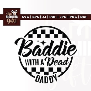 Pode incluir: Design gráfico a preto e branco com o texto "Baddie WITH A Dead DADDY" dentro de um círculo quadriculado. O logótipo The Blooming Gifts está no canto superior esquerdo, com opções de tipo de ficheiro: SVG, EPS, AI, PDF, JPG, PNG e DXF.