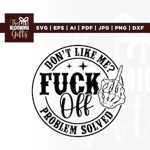 Op de afbeelding: Zwart-wit grafisch ontwerp met de tekst "DON'T LIKE ME? FUCK OFF PROBLEM SOLVED" in een cirkelvormig ontwerp. Bevat een skelet hand die de middelvinger opsteekt. Het logo The Blooming Gifts staat linksboven.