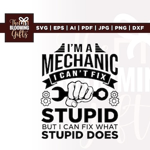 以下が含まれることがあります： 「I'M A MECHANIC I CAN'T FIX STUPID BUT I CAN FIX WHAT STUPID DOES」のテキストが入った白黒のグラフィックデザイン。デザインにはレンチ、歯車、レンチを持った手が含まれています。The Blooming Giftsのロゴが左上にあります。