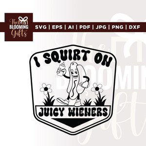 Op de afbeelding: Zwart-wit grafische afbeelding van een cartoon hotdog die saus spuit. De tekst luidt "I SQUIRT ON JUICY WIENERS". Het logo van The Blooming Gifts en bestandstype-opties zijn inbegrepen.