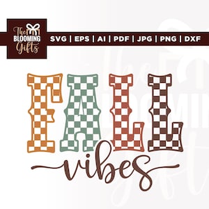 Könnte beinhalten: Digitales Design mit dem Text "FALL VIBES". Das Wort "FALL" ist in einer karierten Retro-Schrift in Orange, Grün und Braun gehalten. Das Wort "vibes" ist kursiv geschrieben. Das Blooming Gifts-Logo befindet sich oben.