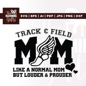 Op de afbeelding: Zwart-wit grafisch ontwerp met de tekst "TRACK & FIELD MOM" en de zin "LIKE A NORMAL MOM BUT LOUDER & PROUDER". Het ontwerp bevat een gevleugelde hardloopschoen en twee zwarte harten. Het Blooming Gifts-logo staat bovenaan.
