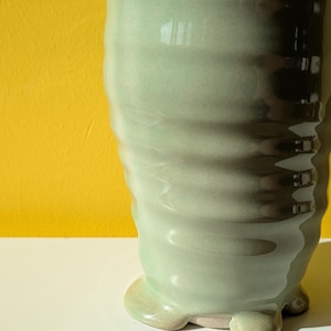 Ceramic Vase Light Green – Handmade – Unique Piece with Dripping Glaze, Drop Detail – 21 cm Tall – Modern Flower Vase – Gift Idea