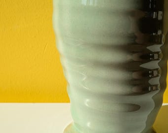 Keramikvase Hellgrün – Unikat mit Laufglasur, Tropfenbildung, Dunkelgrün innen – 21 cm hoch, wasserdicht – Moderne Blumenvase – Geschenkidee