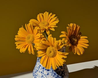 Kleine Vase weiss & blau – inspiriert durch Delft Blau – Handgemachte Keramik – Unikat – Souvenir aus Holland – Geschenk für Blumenliebhaber