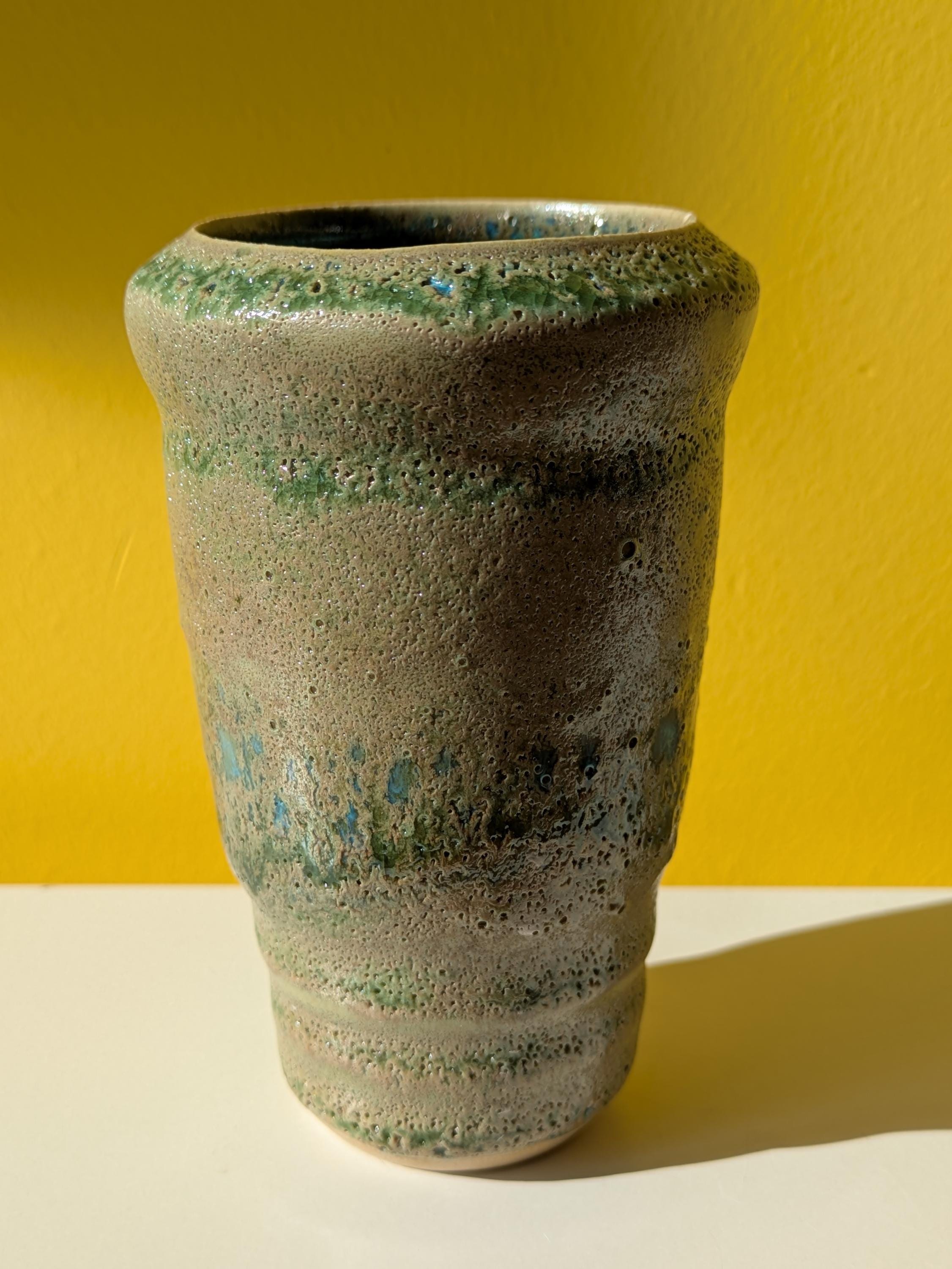 上質な手作り陶器の花瓶 – 小さな花瓶 12.5×8cm – 緑の色合いの釉薬