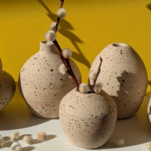 Ceramic Vase Light Green – Handmade – Unique Piece with Dripping Glaze, Drop Detail – 21 cm Tall – Modern Flower Vase – Gift Idea