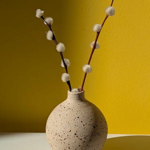 Ceramic Vase Light Green – Handmade – Unique Piece with Dripping Glaze, Drop Detail – 21 cm Tall – Modern Flower Vase – Gift Idea