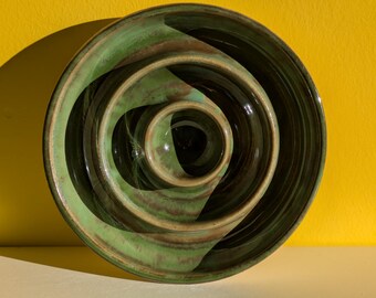 Ceramic Slow Feeder for Cats, Small Dogs – Handmade Bowl in vibrant Green on Beige Clay – For Relaxed Eating – Ø 13,5cm – Gift for Petowner