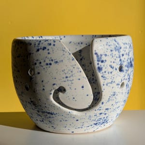 Handmade Yarn Bowl – Gift for Knitters & Crocheters – Ceramic Wool Holder – Unique Pottery – Yarn Accessory – Knitting Gift Idea